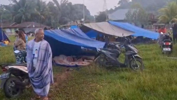 Warga kabupaten Poso, Sulawesi Tengah mengungsi di lapangan sepak bola usai terjadi gempa bumi magnitudo 6,0 di Kecamatan Pamona Tenggara dan Pamona Selatan. ANTARA/HO-BPBD Sulteng