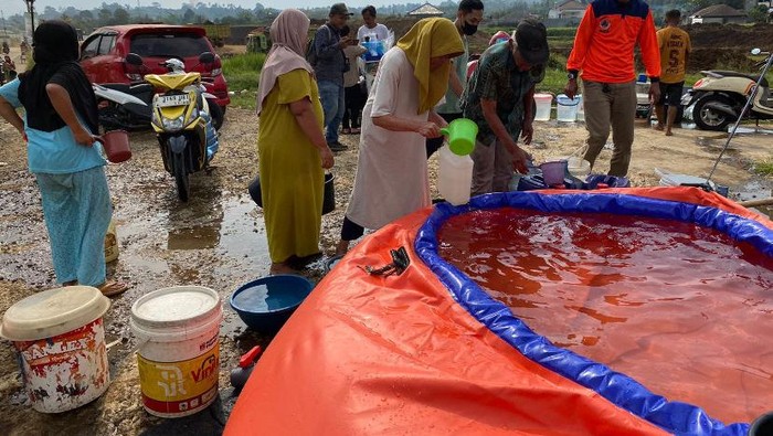 Warga saat mengambil air bersih yang didistribusikan petugas BPBD Kabupaten Sukabumi