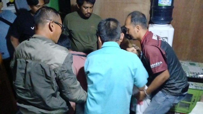 Warga saat mengevakuasi dua balita di Samarinda yang diduga dibunuh ayah kandung.