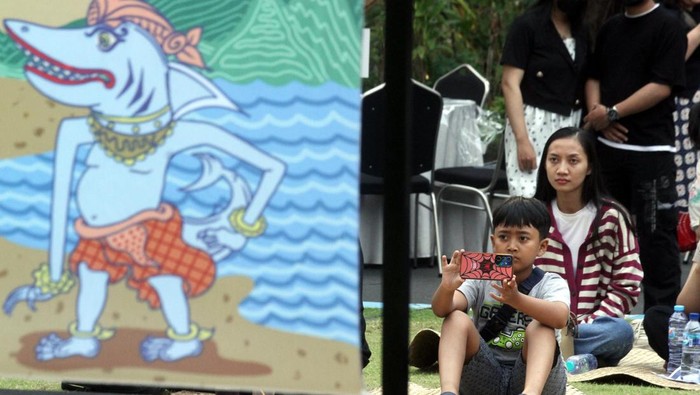 Wayang Beber yang Langka Dihidupkan Lagi Lewat Festival Tong-tong Market Pengunjung menonton pagelaran Wayang Beber dengan cerita legenda Suro dan Boyo yang dibawakan dalang Ki Dimas Febrian Astawira di Malang, Jawa Timur, Jumat (25/7/2025). Pertunjukan tersebut digelar di salah satu agenda Karisma Event Nusantara (KEN) yakni Festival Tong-tong Market sebagai upaya pelestarian Wayang Beber yang merupakan wayang tertua peninggalan masa Kerajaan Kediri dan kini semakin jarang dipentaskan serta dinilai terancam punah. ANTARA FOTO/Ari Bowo Sucipto/foc.