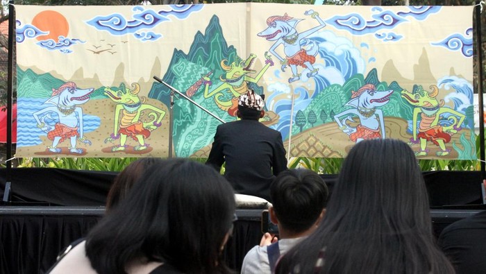 Wayang Beber yang Langka Dihidupkan Lagi Lewat Festival Tong-tong Market Pengunjung menonton pagelaran Wayang Beber dengan cerita legenda Suro dan Boyo yang dibawakan dalang Ki Dimas Febrian Astawira di Malang, Jawa Timur, Jumat (25/7/2025). Pertunjukan tersebut digelar di salah satu agenda Karisma Event Nusantara (KEN) yakni Festival Tong-tong Market sebagai upaya pelestarian Wayang Beber yang merupakan wayang tertua peninggalan masa Kerajaan Kediri dan kini semakin jarang dipentaskan serta dinilai terancam punah. ANTARA FOTO/Ari Bowo Sucipto/foc.
