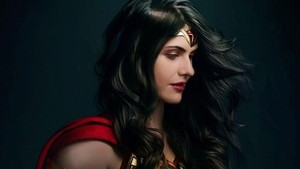 Alexandra Daddario juga ramai jadi perbincangan berkat fan art yang menggambarkannya dalam kostum Wonder Woman. Foto: Dok. X/@spidey_zilla