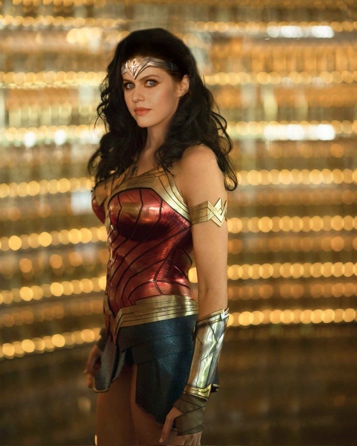 Alexandra Daddario sebagai Wonder Woman.