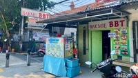 Bakmi BBT berdiri sejak 1978 di Matraman, Jakarta Timur. Sampai sekarang tempat ini tetap bertahan dengan rasa menu otentik dan suasana kedai jadul yang tak banyak berubah. Foto: detikFood