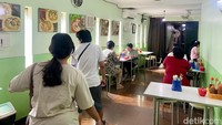 Tampilan luar warung ini sederhana seperti toko kelontong zaman dulu, tapi rasa masakan di dalamnya spesial. Bakmi punya cita rasa Chinese food yang lezat. Foto: detikFood
