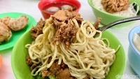 Kuah yang ringan dan rasa gurih khas oriental menjadikan menu bakminya cocok disantap kapan saja, apalagi dengan porsi yang cukup mengenyangkan. Foto: detikFood
