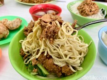 Yuk! Sarapan Bakmi Legendaris Enak di Tempat Bekas Toko Kelontong