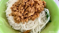 Bihun Bakso ala BBT hadir dengan tekstur bihun yang lembut dan racikan bumbu ayam yang meresap. Pelengkapnya berupa bakso sapi lembut yang terasa dagingnya. Foto: detikFood