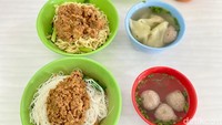 Begini tampilan bakmi dan bihunnya saat baru disajikan. Topping ayam cincang manisnya menarik perhatian.  Foto: detikFood