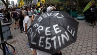Para demonstran membawa poster dan spanduk desak dunia hentikan kelaparan massal di Gaza akibat blokade dan serangan. REUTERS/Christian Monterrosa