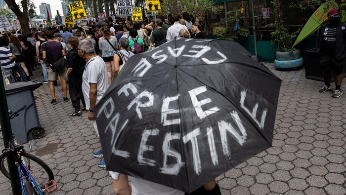 Warga New York turun ke jalan dalam aksi “Stop Starving Gaza Now”. Protes digelar dekat markas PBB di tengah konflik berkepanjangan Israel–Hamas.