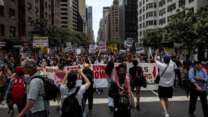 Aksi Solidaritas Gaza Warnai Jalanan New York Warga New York turun ke jalan dalam aksi βStop Starving Gaza Nowβ. Protes digelar dekat markas PBB di tengah konflik berkepanjangan IsraelβHamas.