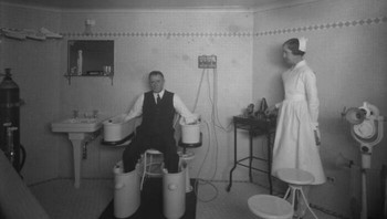 Pemandian Schnee adalah sejenis pemandian listrik untuk mengobati rematik dan nyeri sendi. Populer di rumah sakit dan spa dari akhir tahun 1800-an hingga 1930-an, pasien akan duduk dengan setiap anggota tubuh terendam dalam baskom galvanisnya masing-masing. Arus listrik yang lembut dialirkan melalui air, membuat pemandian ini tidak sakit dan bebas dari kejutan atau ketidaknyamanan. Namun, pada awal abad ke-20, pemandian Schnee dianggap sebagai praktik dukun dan ditinggalkan oleh komunitas medis. Foto: Boredpanda