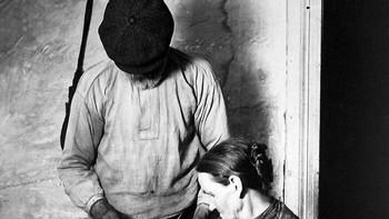 Pertumpahan darah adalah pengobatan kuno yang melibatkan pengambilan darah secara sengaja melalui veneseksi (membuka pembuluh darah dengan lanset atau pisau khusus) atau menggunakan lintah untuk mengobati penyakit dan kondisi kesehatan. Para dokter percaya bahwa metode ini dapat menyeimbangkan cairan tubuh (empat cairan: darah, dahak, empedu kuning, dan empedu hitam, yang bertanggung jawab untuk kesehatan) dan mengusir penyakit. Dipraktikkan selama lebih dari dua milenium, pertumpahan darah ditinggalkan pada abad ke-19 setelah pengobatan ilmiah membuktikan bahwa metode ini berbahaya. Foto: Boredpanda