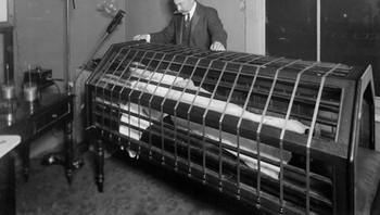 Kemungkinan merupakan cikal bakal tempat tidur berjemur modern, pemandian listrik merupakan alat terapi cahaya di awal abad ke-20. Pasien ditempatkan di dalam lemari berisi lampu ultraviolet yang memberikan dosis sinar matahari buatan ke kulit. Dianggap sebagai terapi mutakhir pada masanya, alat ini diyakini dapat memberikan banyak manfaat kesehatan, termasuk melancarkan sirkulasi darah, meredakan nyeri sendi, mengatasi masalah kulit, dan banyak lagi. Foto: Boredpanda