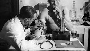 Tes tekanan menahan napas digunakan dalam diagnostik jantung awal abad ke-20 untuk menilai fungsi jantung dan pengaturan tekanan darah. Untuk tes ini, pasien diminta meniup ke arah kolom merkuri (pada dasarnya melakukan manuver Valsava) untuk menjaga manometer pada ketinggian yang ditentukan. Hal ini akan meningkatkan tekanan intratoraks pasien sementara dokter mendengarkan dengan stetoskop untuk mengamati perubahan sirkulasi darah mereka. Foto: Boredpanda