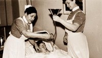 Terapi kejutan insulin diperkenalkan tahun 1927 oleh Dr Manfred Sakel yang bertujuan untuk pengobatan skizofrenia dan penyakit mental lainnya. Terapi ini dilakukan dengan penyuntikan insulin dosis tinggi yang memicu koma harian selama beberapa minggu. Pada tahun 1960-an terapi ini ditinggalkan karena terlalu berisiko. (Foto: Boredpanda)
