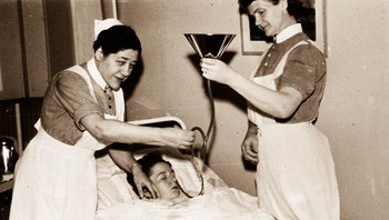 Diperkenalkan pada tahun 1927 oleh Dr. Manfred Sakel, terapi kejut insulin, juga dikenal sebagai terapi koma insulin, adalah pengobatan untuk skizofrenia dan penyakit mental lainnya. Terapi ini melibatkan penyuntikan insulin dosis tinggi kepada pasien untuk menyebabkan koma harian selama beberapa minggu. Meskipun beberapa pasien mengalami perbaikan gejala, terapi kejut insulin berisiko, yang mengakibatkan koma berkepanjangan atau bahkan kematian. Pada tahun 1960-an, terapi ini ditinggalkan dan digantikan dengan obat antipsikotik baru. Foto: Boredpanda