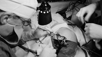 Lobotomi adalah prosedur bedah radikal yang disebut-sebut sebagai obat untuk depresi berat dan kondisi kejiwaan lainnya pada tahun 1940-an dan 1950-an. Dikenal karena alat dan metodenya yang kasar, prosedur ini melibatkan pemutusan jalur saraf di satu atau beberapa lobus otak dari jalur saraf di area lain. Meskipun banyak pasien awalnya menunjukkan tanda-tanda perbaikan, lobotomi seringkali mengakibatkan defisit kognitif yang parah dan perubahan kepribadian. Pada tahun 1970-an, banyak negara dan beberapa negara bagian di AS telah melarang prosedur ini demi perawatan yang lebih manusiawi dan efektif. Foto: Boredpanda