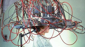 Alat ini diciptakan oleh para ilmuwan di Laboratorium Brookhaven pada tahun 1961. Fungsi utamanya adalah mendeteksi tumor otak menggunakan emisi positron. Awalnya, alat ini hanya menampilkan lokasi tumor sebagai data mentah, tetapi satu dekade kemudian, para peneliti menemukan cara untuk mengubah data tersebut menjadi gambar otak yang sebenarnya. Pada tahun 1980, dokter kini dapat mengamati fungsi otak menggunakan mesin PET modern yang dikembangkan melalui penelitian ekstensif pada alat ini sebelum adanya PET. Foto: Boredpanda