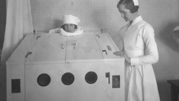 Pada awal abad ke-20, lemari listrik adalah perangkat yang menggunakan bola lampu atau uap untuk meningkatkan suhu tubuh. Sebagai cikal bakal sauna dan diatermi modern, lemari listrik digunakan untuk memicu demam dan keringat buatan untuk kondisi seperti artritis. Meskipun umum digunakan di spa dan klinik sepanjang tahun 1930-an, penggunaan lemari listrik mulai berkurang seiring kemajuan pengobatan modern. Foto: Boredpanda