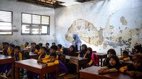 Kondisi bangunan rusak dan atap ambruk selama bertahun-tahun serta kekurangan satu ruang kelas. ANTARA FOTO/Muhammad Bagus Khoirunas