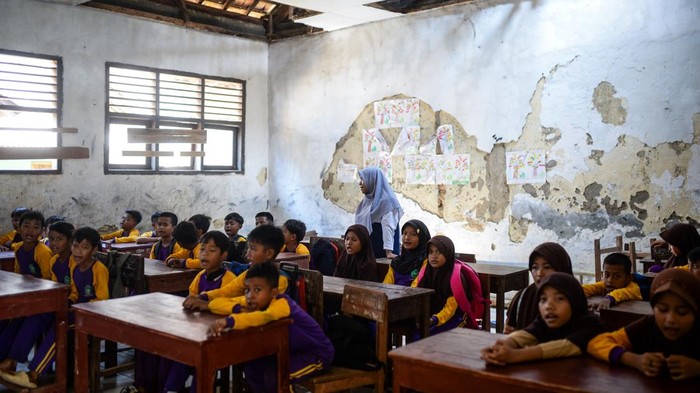 Anak-anak Lebak Bertahan Belajar di Sekolah Hampir Runtuh Siswa mengikuti kegiatan belajar mengajar di gubuk sekolah Madrasah Ibtidaiyah Mathla'ul Anwar Hayatul Jadidah, Desa Margamulya, Lebak, Banten, Sabtu (26/7/2025). Madrasah dengan siswa sebanyak 149 orang tersebut berada di pelosok Kabupaten Lebak dan merupakan satu-satunya sekolah yang terdekat dari permukiman warga, dengan kondisi bangunan rusak dan atap ambruk selama bertahun-tahun serta kekurangan satu ruang kelas. ANTARA FOTO/Muhammad Bagus Khoirunas/rwa.