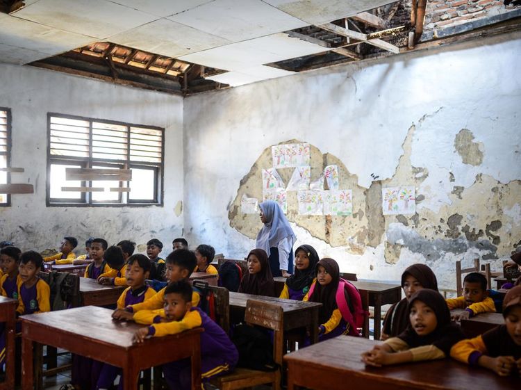 Anak-anak Lebak Belajar di Sekolah yang Hampir Roboh