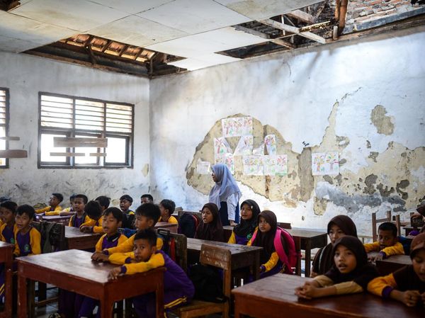 Anak-anak Lebak Belajar di Sekolah yang Hampir Roboh