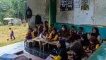 Anak-anak Lebak Belajar di Sekolah yang Hampir Roboh