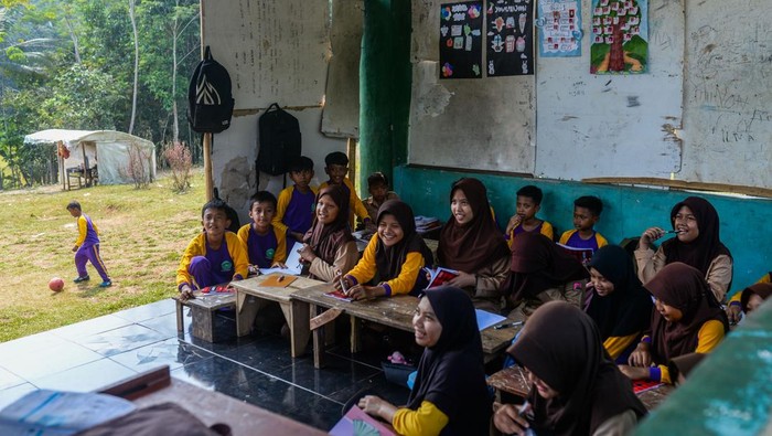 Siswa mengikuti kegiatan belajar mengajar di gubuk sekolah Madrasah Ibtidaiyah Mathla'ul Anwar Hayatul Jadidah, Desa Margamulya, Lebak, Banten, Sabtu (26/7/2025). Madrasah dengan siswa sebanyak 149 orang tersebut berada di pelosok Kabupaten Lebak dan merupakan satu-satunya sekolah yang terdekat dari permukiman warga, dengan kondisi bangunan rusak dan atap ambruk selama bertahun-tahun serta kekurangan satu ruang kelas. ANTARA FOTO/Muhammad Bagus Khoirunas/rwa.