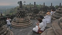 Sejumlah wisatawan menunggu matahari terbit saat uji coba wisata Borobudur Sunrise di Candi Borobudur, Magelang, Jawa Tengah, Sabtu (26/7/2025). ANTARA FOTO/ANIS EFIZUDIN