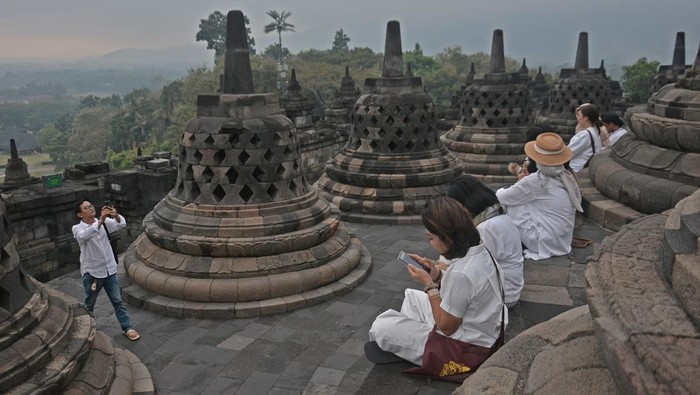 Sejumlah wisatawan menunggu matahari terbit saat uji coba wisata Borobudur Sunrise di Candi Borobudur, Magelang, Jawa Tengah, Sabtu (26/7/2025). Injourney Destination Management (IDM) kembali membuka wisata Borobudur Sunrise yang ditiadakan sejak pandemi COVID-19.  ANTARA FOTO/Anis Efizudin/rwa.