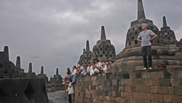 Antusias Wisatawan Saat Borobudur Sunrise Kembali Dibuka Sejumlah wisatawan menunggu matahari terbit saat uji coba wisata Borobudur Sunrise di Candi Borobudur, Magelang, Jawa Tengah, Sabtu (26/7/2025). Injourney Destination Management (IDM) kembali membuka wisata Borobudur Sunrise yang ditiadakan sejak pandemi COVID-19. ANTARA FOTO/Anis Efizudin/rwa.
