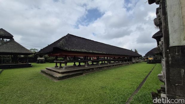 Bangunan Bale Panjang di Pura Agung Gunung Raung, Desa Taro, Kecamatan Tegallalang, Gianyar, Bali. (Foto: Ni Komang Ayu Leona W/detikBali)