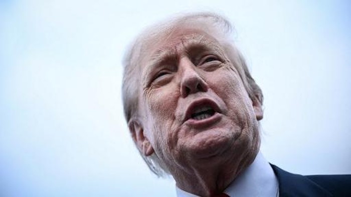 US President Donald Trump speaks to the press after disembarking from Air Force One upon his arrival at Prestwick Airport, south of Glasgow on July 25, 2025, on the first day of his UK visit. US President Donald Trump departed for Scotland on July 25, 2025 for a mix of diplomacy, business and leisure, as a huge UK security operation swung into place amid planned protests near his family-owned golf resorts. (Photo by Brendan SMIALOWSKI / AFP)