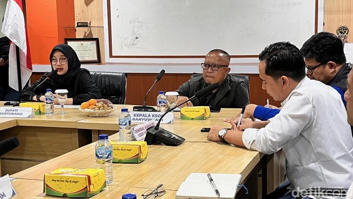 Bupati Banyuwangi Ipuk Fiestiandani dalam rapat koordinasi di kantor ASDP Ketapang Banyuwangi