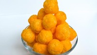 Cheese puffs atau chiki keju juga tercipta karena tidak sengaja pada tahun 1930. Berawal ketika Flakall Company mengembangkan pakan ternak berbahan tepung jagung. Sisa dari prosesnya berupa potongan jagung serpih yang merupakan cikal bakal cheese puffs. Foto: Getty Images/Yessi Pravita