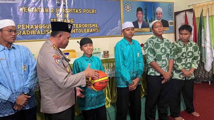Edukasi soal radikalisme digencarkan Polda Jatim kepada para santri untuk mencegah terorisme.