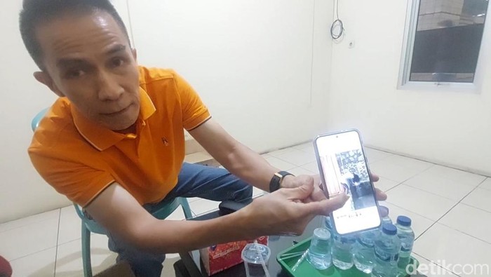 General Manager PT Berkat Karunia Sejahtera (BKS), Frederich, Sabtu (26/7/2025), menanggapi viral jalan tertutup busa di Patean, Kendal.