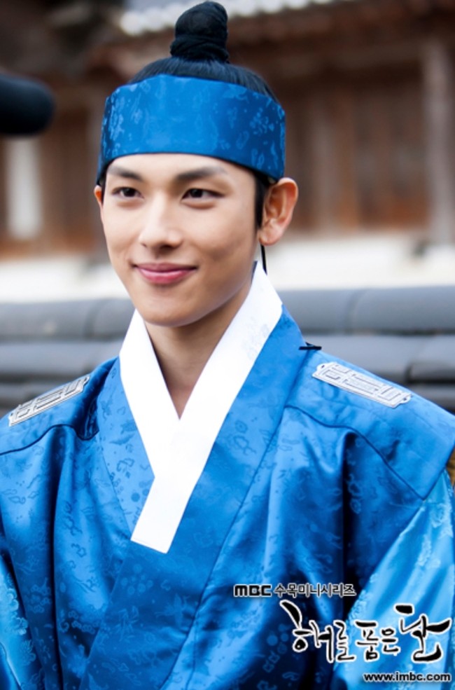 Im Siwan tampil sebagai tuan muda Heo Yeom, yang bertanggung jawab dan sangat menyayangi keluarga dalam drama Korea The Moon Embracing the Sun (2012). Ia telah menunjukkan sisi green flag sejak awal karier aktingnya. Foto: Instagram