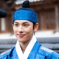 Im Siwan tampil sebagai tuan muda Heo Yeom, yang bertanggung jawab dan sangat menyayangi keluarga dalam drama Korea The Moon Embracing the Sun (2012). Ia telah menunjukkan sisi green flag sejak awal karier aktingnya. Foto: Instagram