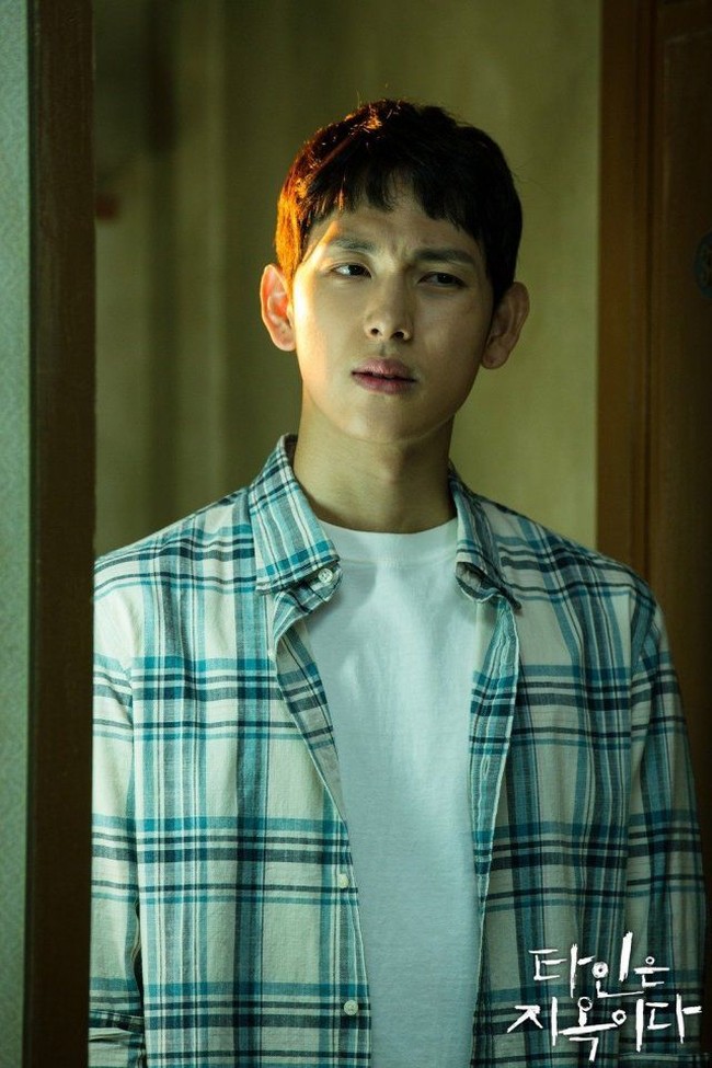 Mantan personel grup KPop ZE:A itu sukses mengecoh penonton drama Korea Strangers from Hell (2019). Meski awalnya terlihat seperti pria normal yang terjebak dalam situasi kos-kosan yang mengerikan, ia akhirnya menunjukkan sisi psikopatnya sebagai Yoon Jong Woo. Foto: Instagram
