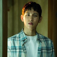 Mantan personel grup KPop ZE:A itu sukses mengecoh penonton drama Korea Strangers from Hell (2019). Meski awalnya terlihat seperti pria normal yang terjebak dalam situasi kos-kosan yang mengerikan, ia akhirnya menunjukkan sisi psikopatnya sebagai Yoon Jong Woo. Foto: Instagram