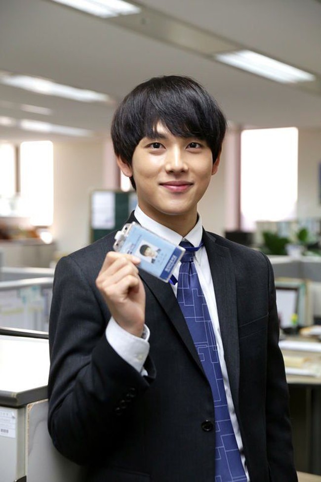 Dalam drama Korea Misaeng (2014), Im Siwan bertransformasi jadi Jang Geu Rae. Seorang pemuda yang bercita-cita jadi pemain baduk profesional, namun gagal dan akhirnya magang di perusahaan perdagangan besar. Perjuangannya beradaptasi di dunia kerja yang keras bikin penonton relate. Foto: Instagram