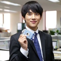 Dalam drama Korea Misaeng (2014), Im Siwan bertransformasi jadi Jang Geu Rae. Seorang pemuda yang bercita-cita jadi pemain baduk profesional, namun gagal dan akhirnya magang di perusahaan perdagangan besar. Perjuangannya beradaptasi di dunia kerja yang keras bikin penonton relate. Foto: Instagram