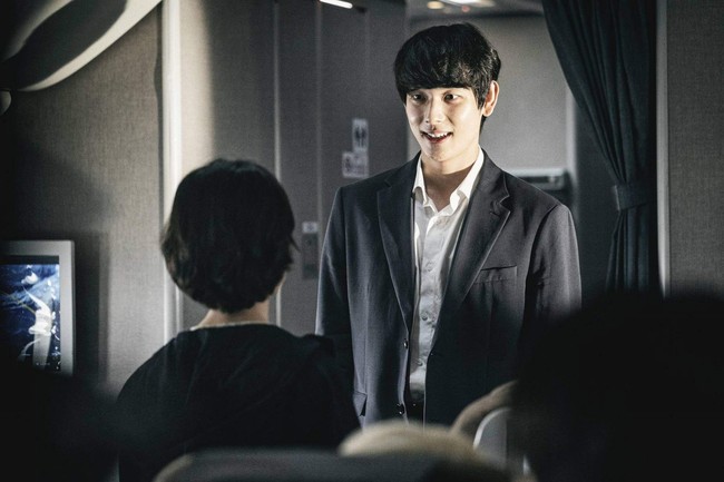 Karakter yang diperankan Im Siwan dalam film Emergency Declaration (2021) sukses bikin penonton bergidik. Ia menjelma sebagai Ryu Jin Seok, seorang ahli biokimia yang menyimpan dendam dan merencanakan penyerangan yang membahayakan penumpang pesawat. Foto: Instagram