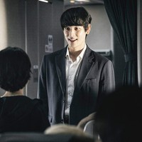 Karakter yang diperankan Im Siwan dalam film Emergency Declaration (2021) sukses bikin penonton bergidik. Ia menjelma sebagai Ryu Jin Seok, seorang ahli biokimia yang menyimpan dendam dan merencanakan penyerangan yang membahayakan penumpang pesawat. Foto: Instagram