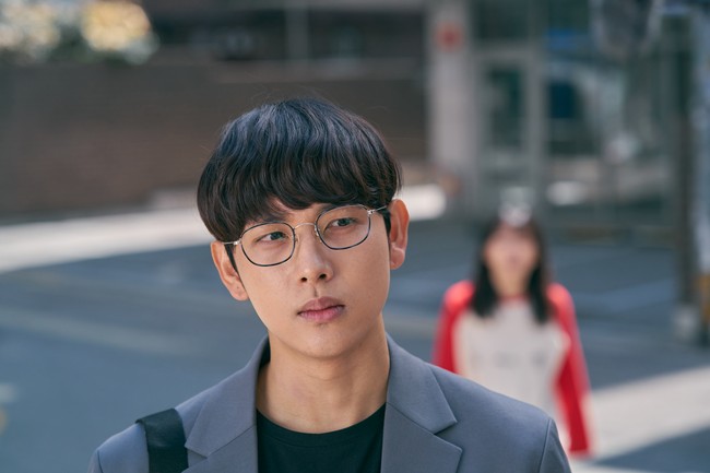 Lagi-lagi bikin penonton film Unlocked (2023) tegang. Di balik wajah polosnya sebagai Oh Jun Yeong, ia diam-diam meretas ponsel seorang wanita dan mengikuti segala pergerakannya. Sampai-sampai menyalahgunakan data wanita tersebut untuk aksi kejahatan. Foto: Instagram