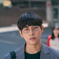Lagi-lagi bikin penonton film Unlocked (2023) tegang. Di balik wajah polosnya sebagai Oh Jun Yeong, ia diam-diam meretas ponsel seorang wanita dan mengikuti segala pergerakannya. Sampai-sampai menyalahgunakan data wanita tersebut untuk aksi kejahatan. Foto: Instagram